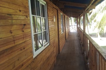 Habitaciones en planta alta con baños compartidos frente al mar Caribe en Iggodub Isla Aguja