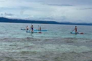 Turistas posando en Isla Pelícano – Gorgi Nega, Guna Yala, Panamá.