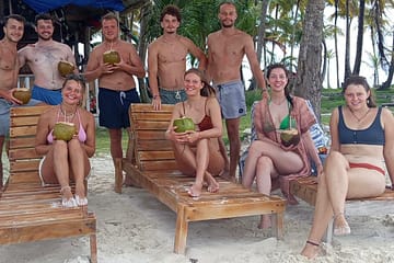 Clientes felices posando en Isla Pelícano – Gorgi Nega, escenario de La Casa de Papel, San Blas, Panamá.