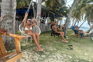 Clientes satisfechos posando en Isla Pelícano – Gorgi Nega, escenario de La Casa de Papel, San Blas, Panamá.