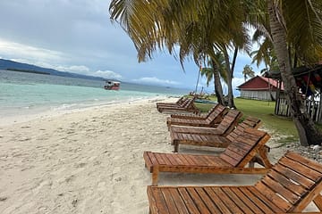 Playa de arena blanca y aguas turquesas en Isla Pelícano, San Blas, Panamá.