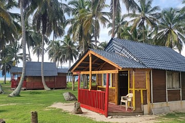 Cabaña de madera en Isla Aguja con vista al mar, perfecta para relajarse en Guna Yala