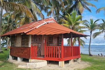 Cabaña privada de madera con vista al mar en Isla Aguja, comarca Guna Yala